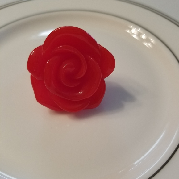 Extremely unique Rose Ring Beauty & Beast Disney - Picture 6 of 7